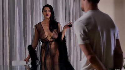 I tono a Slut Kira Queen ki tana hoa tata ki te tii, ka taia ia ki runga i te tepu kai